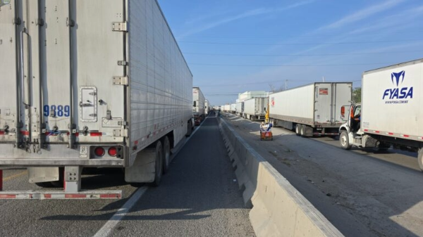 trucks at border markon